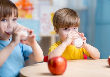 2 kinderen drinken melk 2 kinderen drinken melk