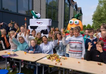 Leerlingen De Lisblomme snacken gezond met Ketnet-actrice Sali